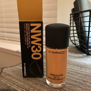 MAC Studio Fix Foundation NW30